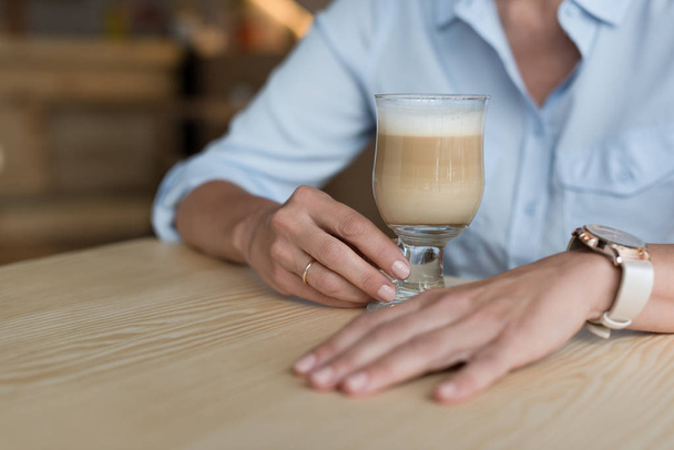 vrouw koffie drinken in café - Foto, afbeelding