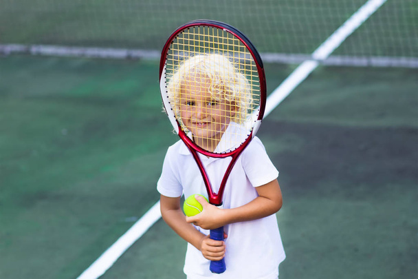 Дети играют в теннис на открытом корте
 - Фото, изображение