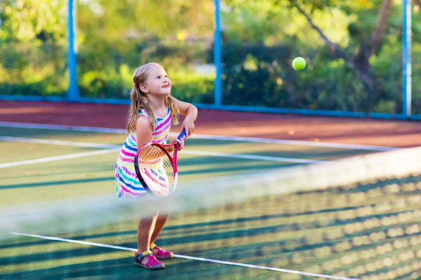 Dítě hrající tenis na venkovní kurt - Fotografie, Obrázek