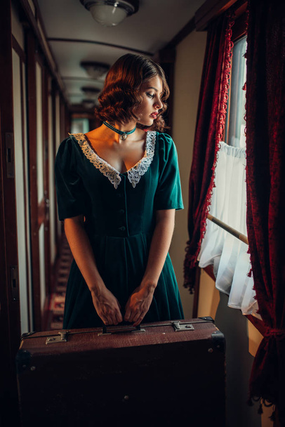 mladá žena v retro vlak  - Fotografie, Obrázek