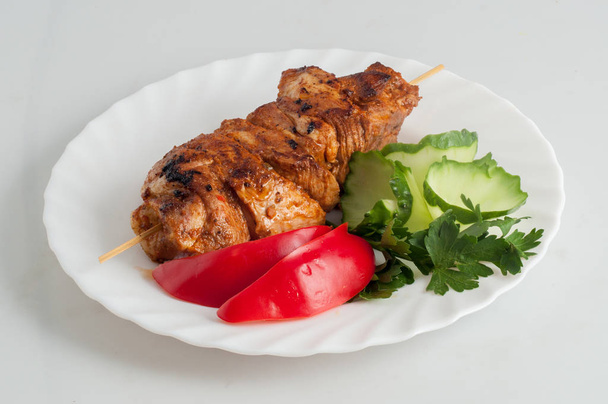 Kebab Grill wieprzowina wołowiny na szpikulec na białym talerzu - Zdjęcie, obraz