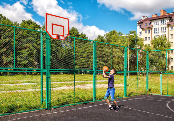 joven entrenando en baloncesto
 - Foto, Imagen