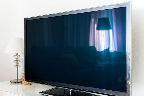 Σύγχρονη τηλεόραση Plasma Oled 4k οθόνη στο σαλόνι  - Φωτογραφία, εικόνα