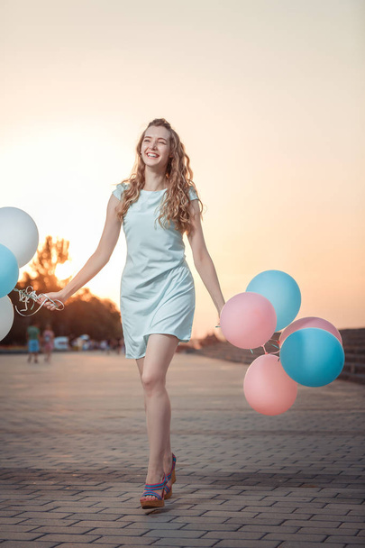 beautiful woman with flying multicolored balloons - Foto, afbeelding