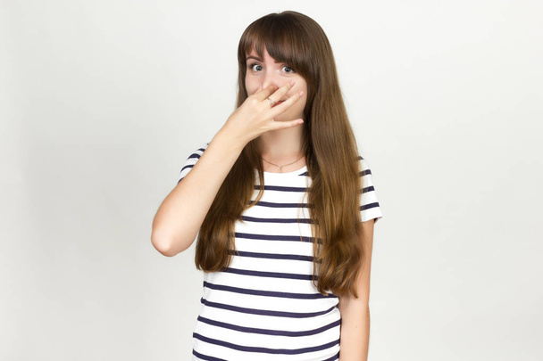 Жінка тримає ніс через поганий запах
 - Фото, зображення