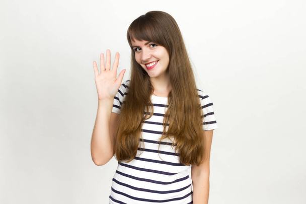 femme heureuse montrant sa paume ou geste de 5 doigts
 - Photo, image