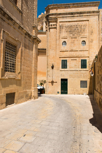 Wąskiej uliczce średniowieczne Stone houses w Mdina, Malta - Zdjęcie, obraz