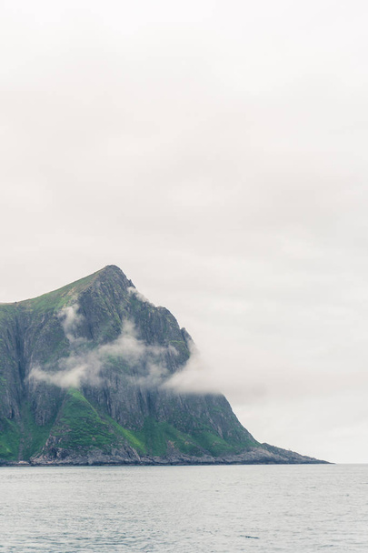 Paisajes de montaña en el Mar de Noruega
 - Foto, Imagen