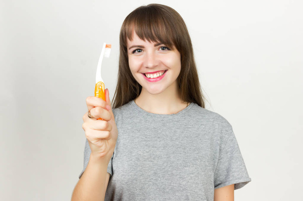 Woman gives a toothbrush - Fotografie, Obrázek