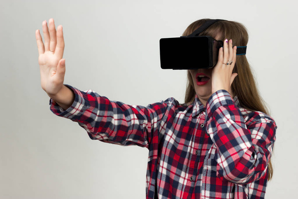 Fille dans le casque de la réalité virtuelle
 - Photo, image