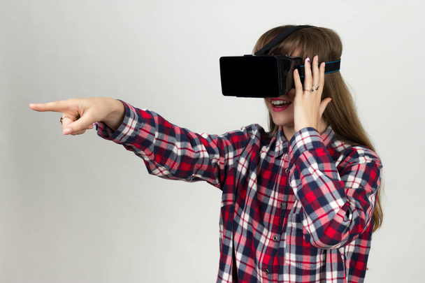 Tyttö kypärä virtuaalitodellisuus
 - Valokuva, kuva