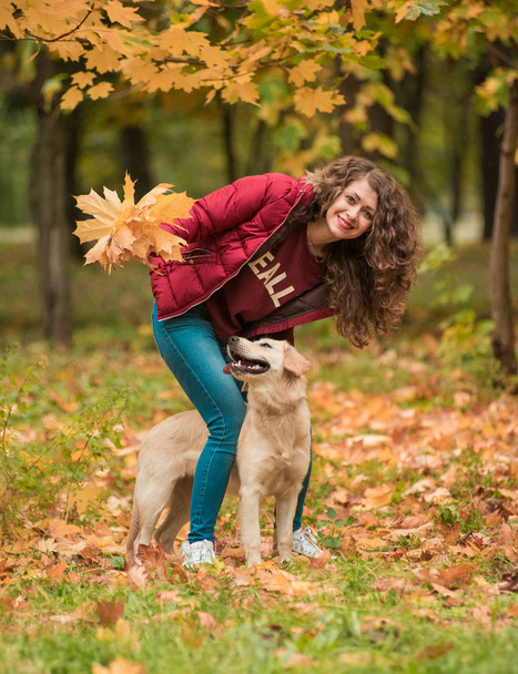 Szép mosolygó nő aranyos golden retriever kutya - Fotó, kép