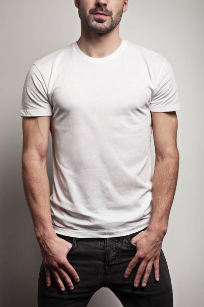 Beyaz boş t-shirt üzerine genç ve yakışıklı bir adam, ön - Fotoğraf, Görsel