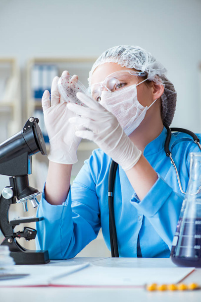 Vrouwelijke wetenschapper onderzoeker doet experimenten in het laboratorium - Foto, afbeelding