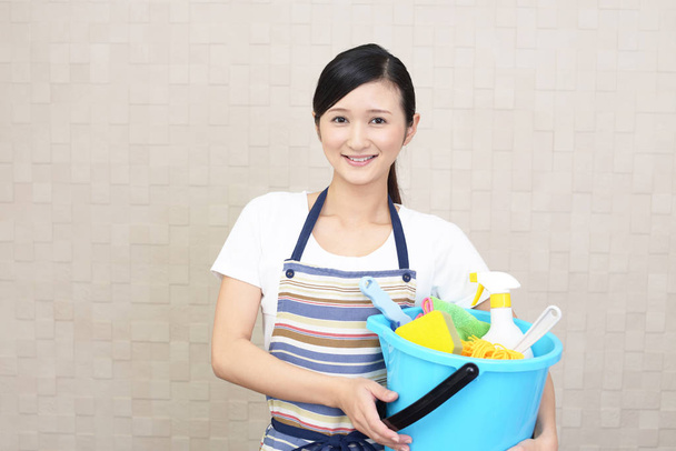 Sorrindo mulher posando com suprimentos de limpeza
 - Foto, Imagem