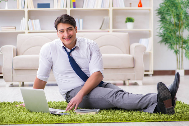 Бизнесмен, сидящий на полу в офисе - Фото, изображение