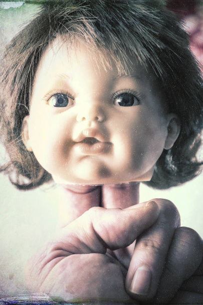 Detalhe de cabeça de boneca velha
 - Foto, Imagem