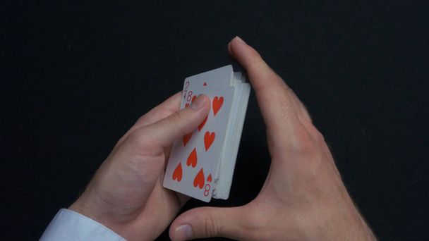 Pokerová hra - míchání karet. Mans ruce shuffing karet. Zblízka. Mans ruce šoupání hrací karty. Dealeři ruce míchání karet v pokeru - Fotografie, Obrázek