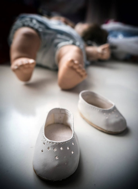 Malé panenky boty izolovaných na bílém pozadí - Fotografie, Obrázek