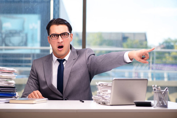 Hombre de negocios enojado con demasiado trabajo en la oficina - Foto, Imagen
