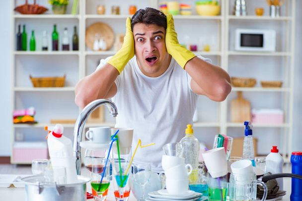 Homem frustrado por ter que lavar pratos - Foto, Imagem