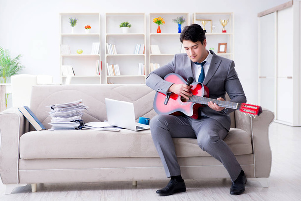 Empresário tocando guitarra em casa - Foto, Imagem