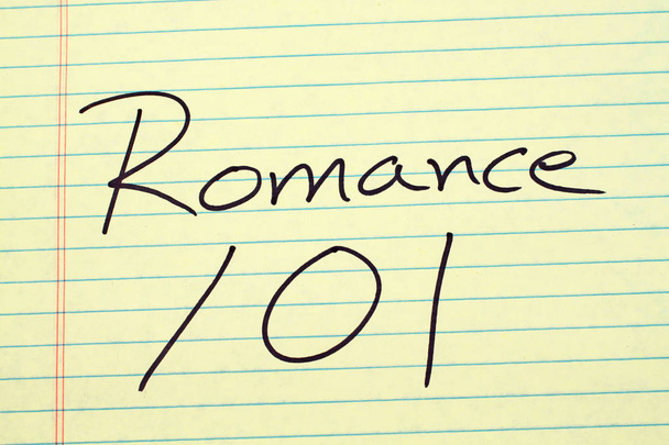 Romance 101 su un blocco giuridico giallo
 - Foto, immagini