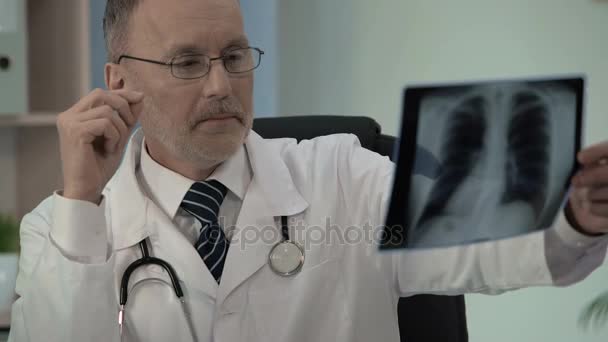 Confident and experienced pulmonologist guaranteeing fast efficient treatment - Video, Çekim