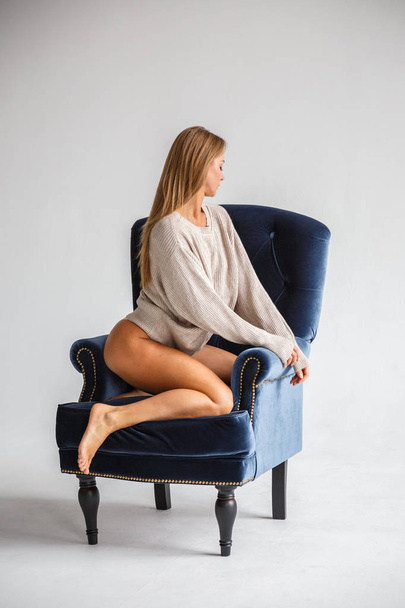 sexy kobieta siedzi na niebieski fotel  - Zdjęcie, obraz