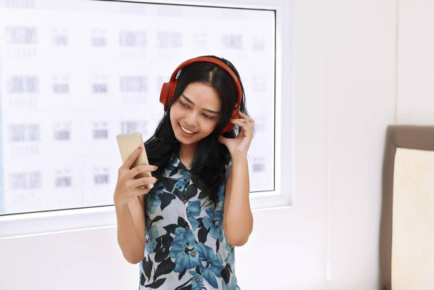 Happy asian woman listening music with headphone - Фото, зображення