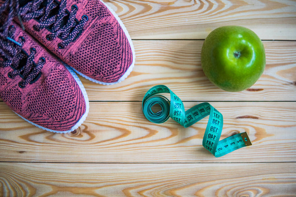 Sneakers, centimeter and fresh apple top view. Healthy and activ - Fotoğraf, Görsel