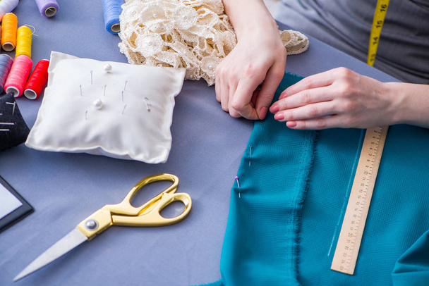 Femme tailleur travaillant sur un vêtement couture couture mesure fa - Photo, image