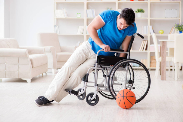 Joven jugador de baloncesto en silla de ruedas recuperándose de una lesión - Foto, Imagen