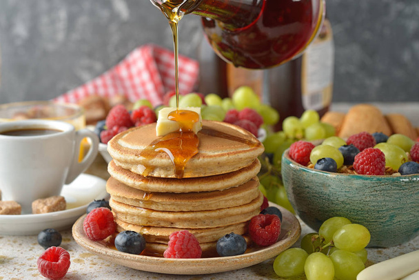 Pancakes with maple syrup and berries - Φωτογραφία, εικόνα