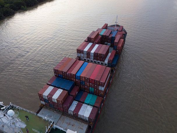 Контейнери вантажні кораблі на річці
 - Фото, зображення