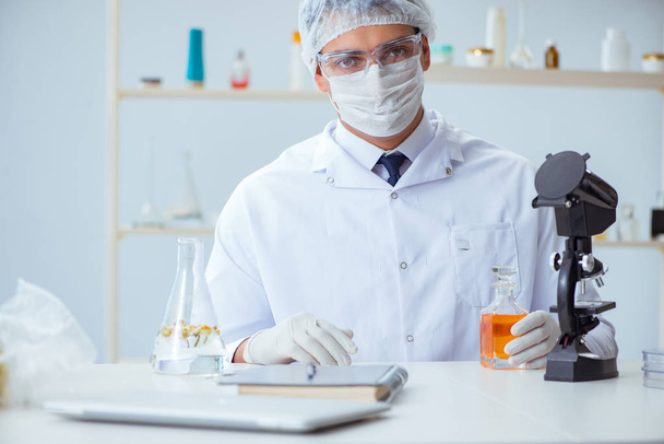 Químico misturando perfumes no laboratório - Foto, Imagem