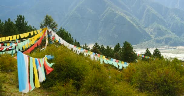 4 k modlitební praporek na hoře lhasa tibet. - Záběry, video