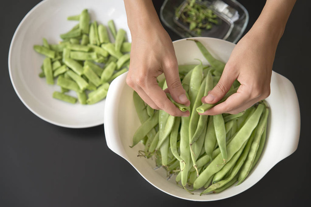 Woman Preparing Green Beans For Lunch - Foto, immagini