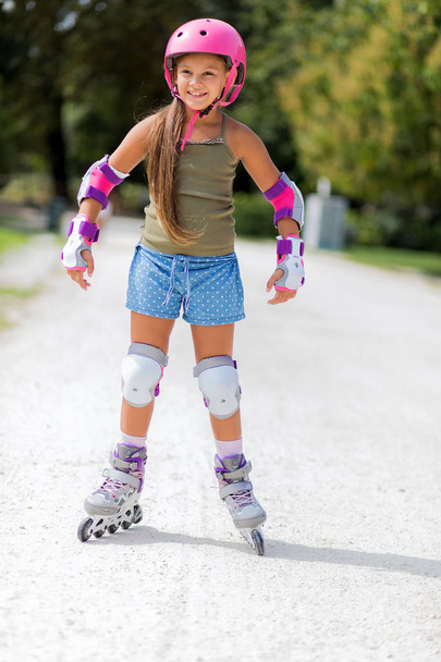 young girl skating - Фото, зображення
