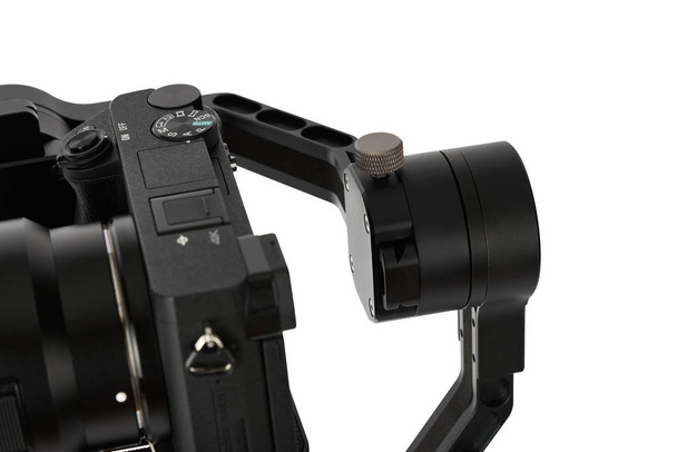 Sistema di stabilizzazione con gimbali a 3 assi e fotocamera senza specchio
 - Foto, immagini