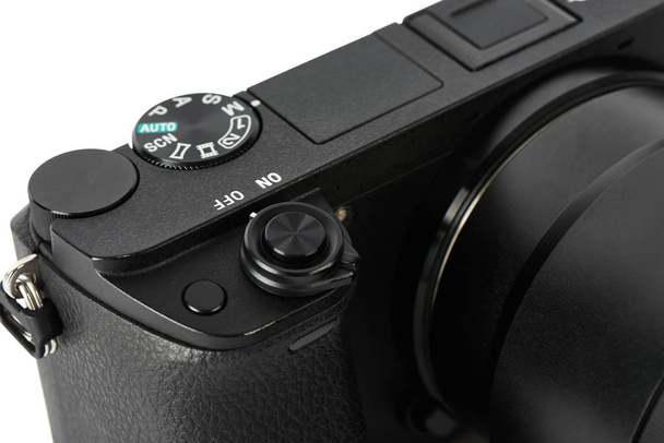 Κοντινό πλάνο του επιλογέα και το κουμπί κλείστρου για ένα Mirrorless φωτογραφική μηχανή - Φωτογραφία, εικόνα
