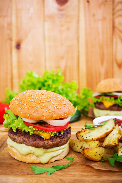 Heerlijke handgemaakte Hamburger op houten achtergrond. Sluiten - Foto, afbeelding