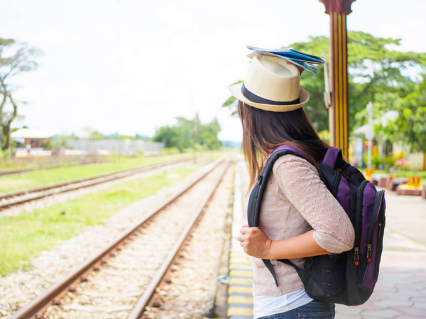 Cestovatel žena chůzi a čeká vlak na železniční platforma.  - Fotografie, Obrázek