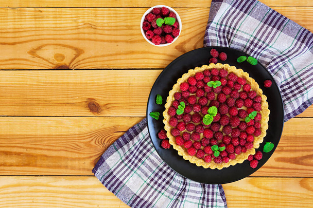 Delicious tart with custard and raspberry on wooden background - 写真・画像