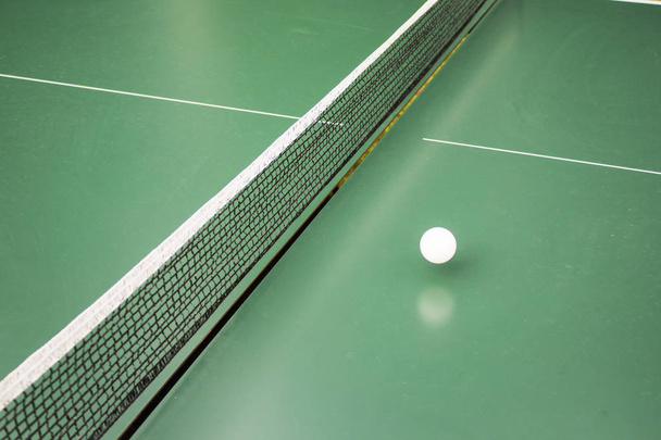 Stół do ping ponga, tenisa stołowego i białą bilę na zielony stół. - Zdjęcie, obraz