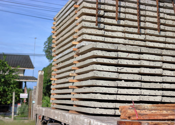 Tehergépkocsi-terhelés halom feszítettbeton betonozott építés közben oldalnézetből közelről - Fotó, kép