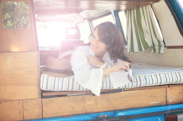 Όμορφη γυναίκα απολαμβάνοντας το ουζάκι ένα ταξίδι με αυτοκίνητο μίνι βαν - Φωτογραφία, εικόνα
