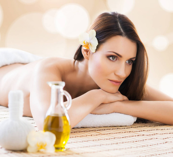 jeune et naturelle femme sur spa massage
  - Photo, image