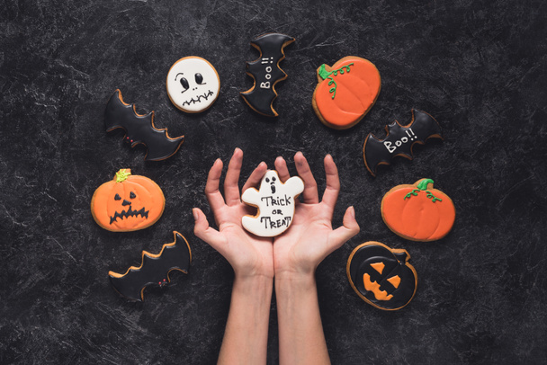 žena držící halloween cookie - Fotografie, Obrázek
