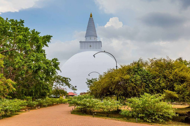Grande Stupa bianca ad Anuradhapura, Sri Lanka
 - Foto, immagini
